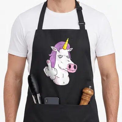 Tablier de cuisine noir avec illustration licorne blanche à la crinière violette levant le majeur.