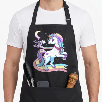 Tablier de cuisine noir avec licorne pastel goth arc-en-ciel lune et étoiles imprimées.