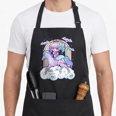 Tablier de cuisine noir avec illustration d'une licorne squelettique pastel et d'une fille aux cornes sous un arc-en-ciel.