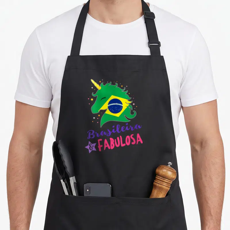 Tablier de cuisine noir avec tête de licorne verte et drapeau du Brésil imprimé en couleur.
