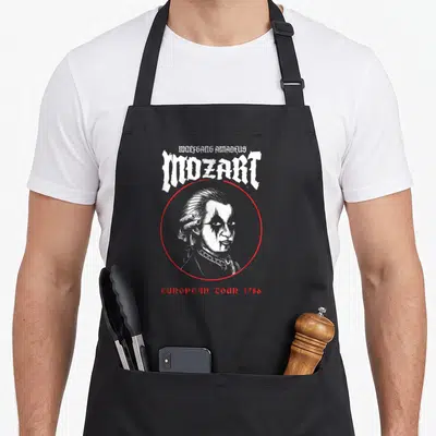 Tablier de cuisine noir avec portrait stylisé Wolfgang Amadeus Mozart et texte European Tour 1786 en rouge.