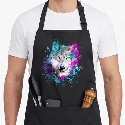Tablier de cuisine noir avec tête de loup peinte à l'aquarelle aux couleurs vives bleu et violet.