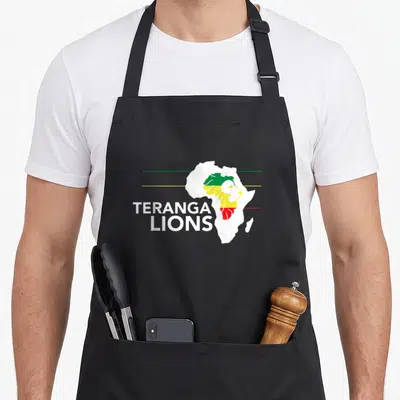 Tablier de cuisine noir avec carte d'Afrique, silhouette de lion tricolore et inscription Teranga Lions en blanc.