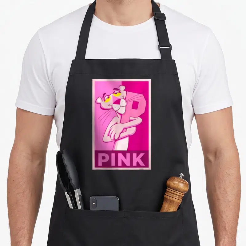 Tablier de cuisine noir avec la Panthère Rose étreignant une lettre P rose et le mot PINK en bas.