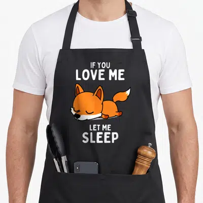 Tablier de cuisine noir avec renard orange dormant et texte blanc If You Love Me Let Me Sleep.