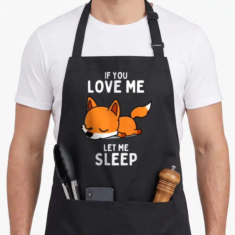 Tablier de cuisine noir avec renard orange dormant et texte blanc If You Love Me Let Me Sleep.