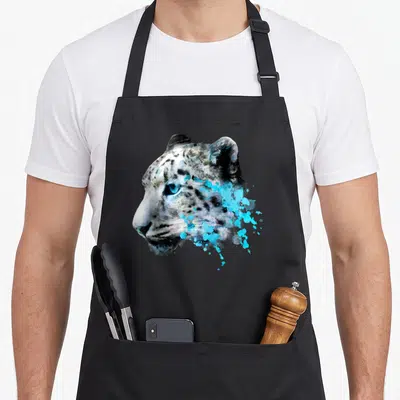 Tablier de cuisine noir avec tête de panthère des neiges en aquarelle bleue et blanche, style artistique et détaillé.