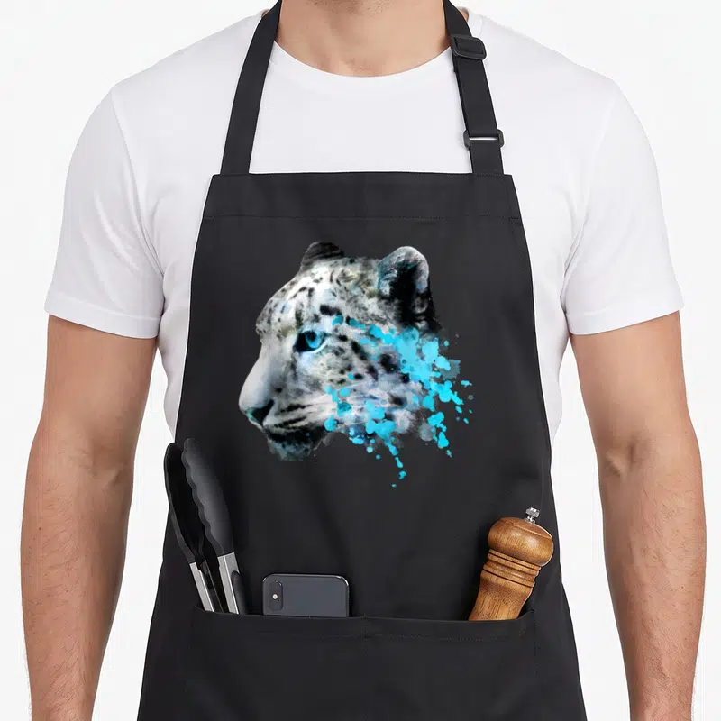 Tablier de cuisine noir avec tête de panthère des neiges en aquarelle bleue et blanche, style artistique et détaillé.