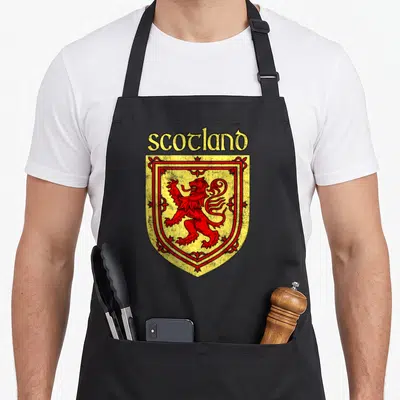 Tablier de cuisine noir avec blason jaune et rouge lion rampant scotland
