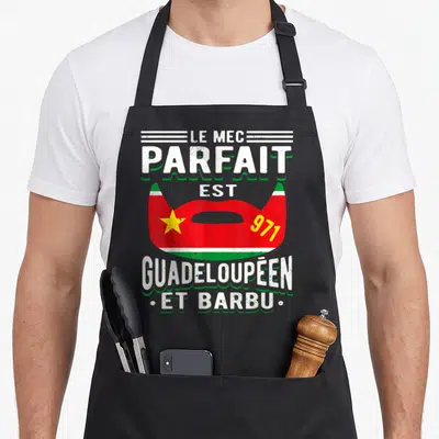 Tablier de cuisine noir avec une barbe rouge verte et jaune portant l'inscription Le mec parfait est Guadeloupéen et barbu 971.
