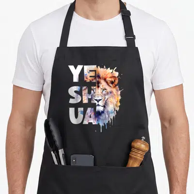 Tablier de cuisine noir avec illustration lion aquarelle et texte Yeshua verticalement aligné.