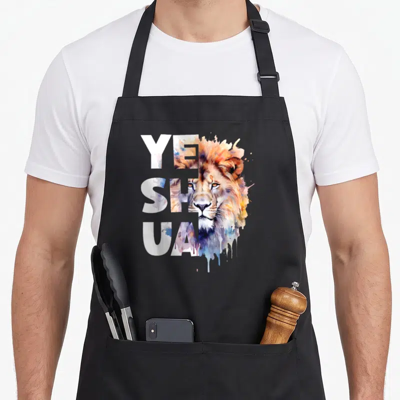 Tablier de cuisine noir avec illustration lion aquarelle et texte Yeshua verticalement aligné.