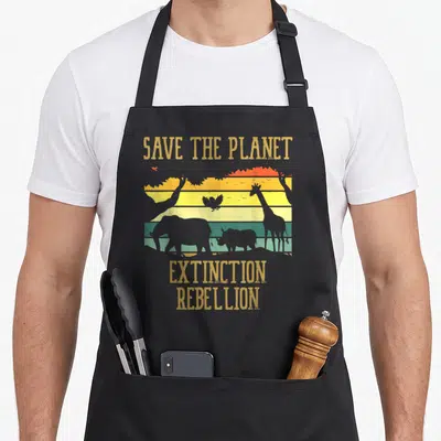 Tablier de cuisine noir avec silhouette d'éléphant, rhinocéros et girafe sur fond rayé jaune vert orange et texte Save The Planet Extinction Rebellion.