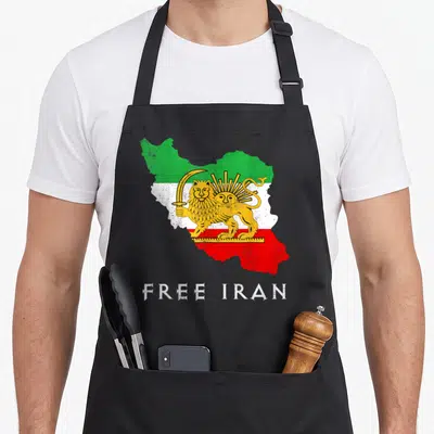 Tablier de cuisine noir avec une carte de l'Iran colorée, un lion doré brandissant un sabre et le texte Free Iran en blanc.