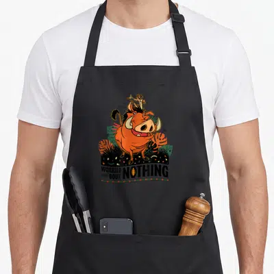 Tablier de cuisine noir avec illustration colorée de Pumbaa, Timon sur sa tête et le texte Worried Bout Nothing en bas.
