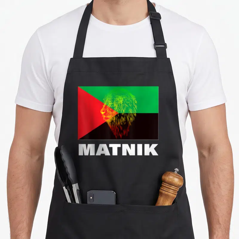 Tablier de cuisine noir avec illustration drapeau rouge vert noir et tête de lion Matnik en dessous
