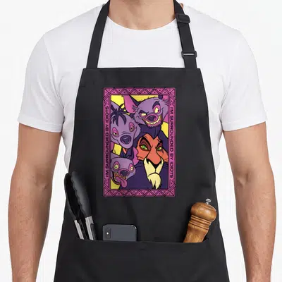 Tablier de cuisine noir avec illustration colorée de Scar et trois hyènes dans un cadre violet.