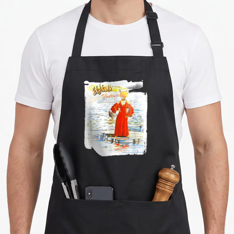 Tablier de cuisine noir avec illustration d'un renard en robe rouge tenant un poisson sur des marches d'eau.