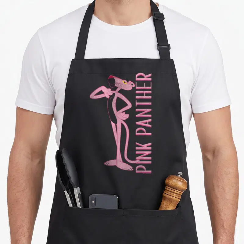 Tablier de cuisine noir avec la Panthère Rose en pose thoughtful et texte Pink Panther vertical rose.