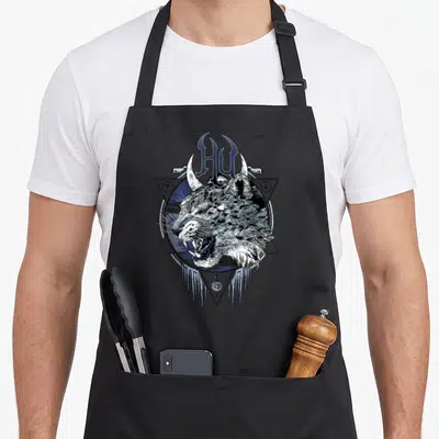 Tablier de cuisine noir avec tête de léopard des neiges, lettres HU stylisées et symboles runiques bleus sur fond géométrique.