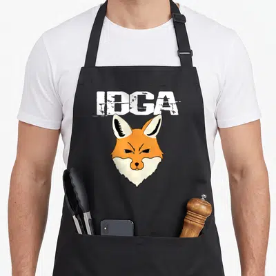 Tablier de cuisine noir avec tête de renard orange et sigle IDGA en blanc.