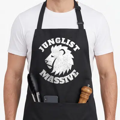 Tablier de cuisine noir avec tête de lion blanche et texte Junglist Massive en typographie usée.