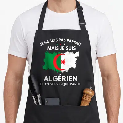 Tablier de cuisine noir avec une carte de lAlgérie et un message humoristique en blanc sur fond uni.