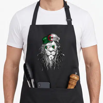 Tablier de cuisine noir avec illustration d'un lion aux dreadlocks coiffé d'une casquette aux couleurs du drapeau algérien.