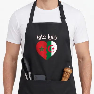 Tablier de cuisine noir avec un cœur brisé aux drapeaux marocain et algérien et l'inscription Khawa Khawa en calligraphie arabe.