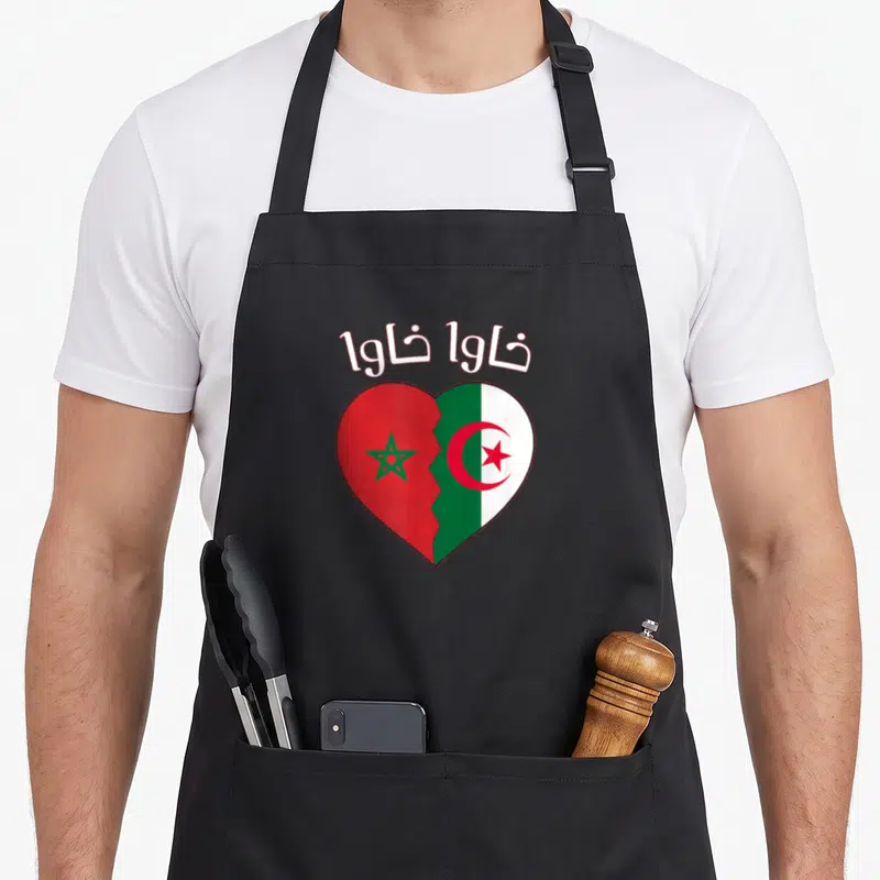 Tablier de cuisine noir avec un cœur brisé aux drapeaux marocain et algérien et l'inscription Khawa Khawa en calligraphie arabe.