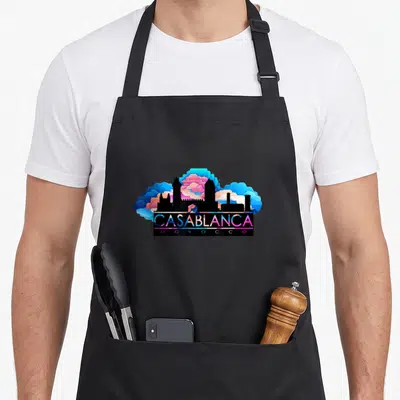 Tablier de cuisine noir avec skyline de Casablanca, nuages bleus roses et texte gratuit en dégradé.