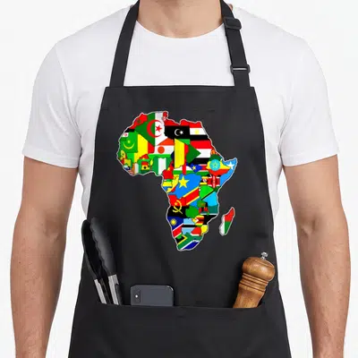 Tablier de cuisine noir avec carte d'Afrique remplie des drapeaux nationaux colorés.