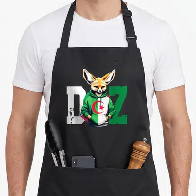 Tablier de cuisine noir avec un fennec portant un vêtement vert blanc rouge et les lettres DZ en arrière-plan.