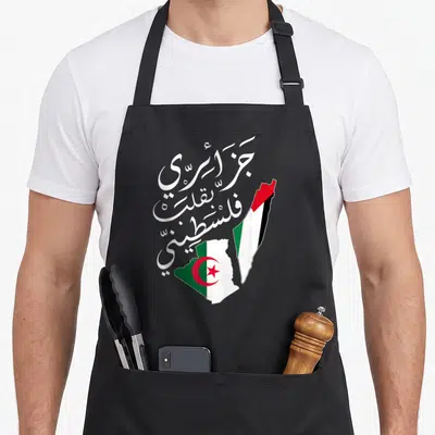 Tablier de cuisine noir avec drapeaux Algérie et Palestine en forme de carte et calligraphie arabe blanche symbolisant la solidarité.