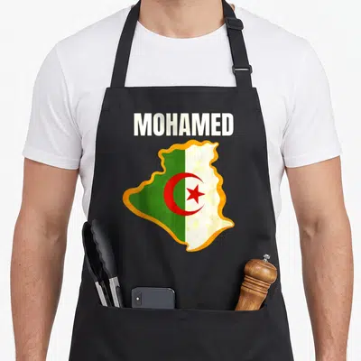 Tablier de cuisine noir avec le nom Mohamed au-dessus d'une carte de l'Algérie aux couleurs du drapeau national.