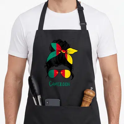 Tablier de cuisine noir avec illustration femme camerounaise lunettes et foulard drapeau vert rouge jaune