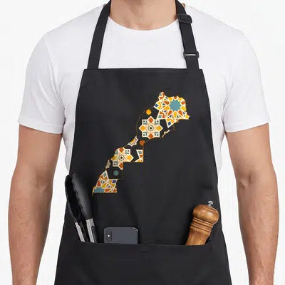 Tablier de cuisine noir avec carte du Maroc ornée de motifs géométriques colorés style zellige marocain.