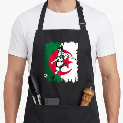 Tablier de cuisine noir avec une joueuse de foot sur fond de drapeau Algérien vert et blanc.