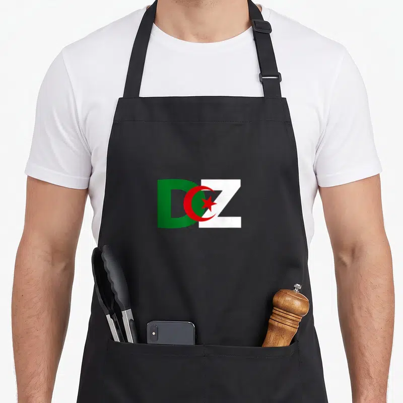 Tablier de cuisine noir avec les lettres DZ vertes et blanches surmontées d'un croissant et d'une étoile rouges.