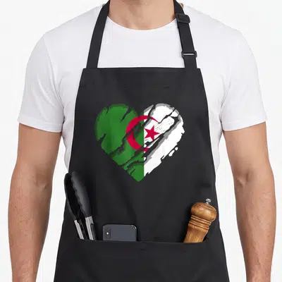 Tablier de cuisine noir avec un grand cœur aux couleurs vert et blanc portant la lune et l'étoile rouges.