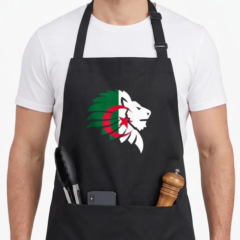 Tablier de cuisine noir avec un lion aux couleurs du drapeau algérien vert blanc et rouge.