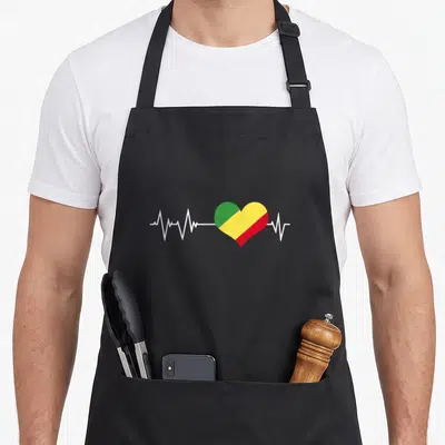 Tablier de cuisine noir avec un cœur aux couleurs du drapeau du Congo et une ligne d'électrocardiogramme blanche sur fond uni.