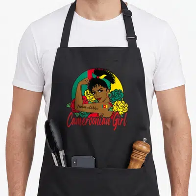 Tablier de cuisine noir avec illustration d'une femme Camerounian Girl entourée de roses et du drapeau camerounais.
