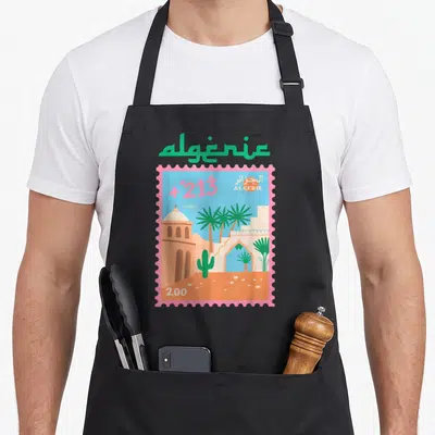 Tablier de cuisine noir avec une illustration colorée représentant un timbre postal aux couleurs vives évoquant l'Algérie.