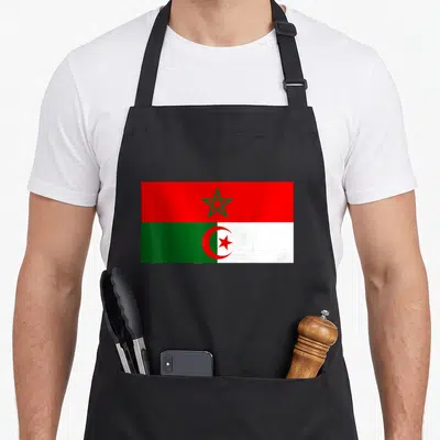Tablier de cuisine noir avec un drapeau fusionnant le Maroc et l'Algérie en couleurs vives.