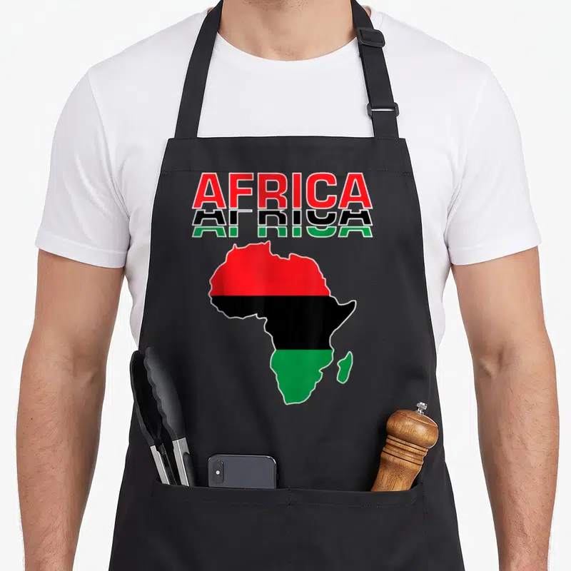 Tablier de cuisine noir avec une carte de l'Afrique aux couleurs rouge noir et vert et le texte AFRICA en typographie stylisée.