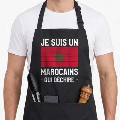 Tablier de cuisine noir avec l'inscription Je Suis Un Marocains Qui Déchire sur fond de drapeau marocain rouge et vert.