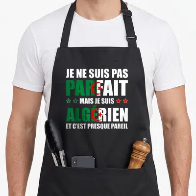 Tablier de cuisine noir avec le texte Je ne suis pas parfait mais je suis Algérien en vert blanc et rouge.