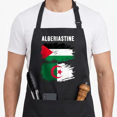 Tablier de cuisine noir avec les drapeaux Algérie et Palestine fusionnés sous le mot Algeriastine en lettres blanches.