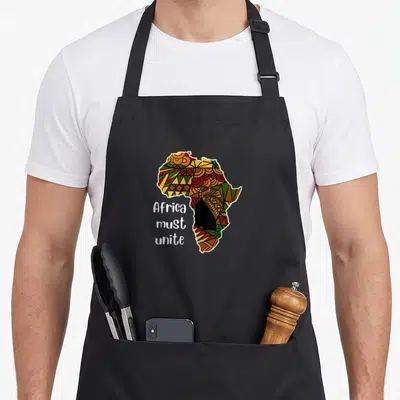 Tablier de cuisine noir avec carte dAfrique en motifs géométriques multicolores et texte Africa must unite en blanc.